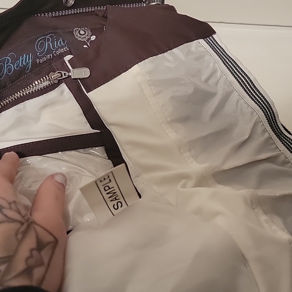 Betty Rides Sample Snowboarding Jacket - Picture 6 of 12